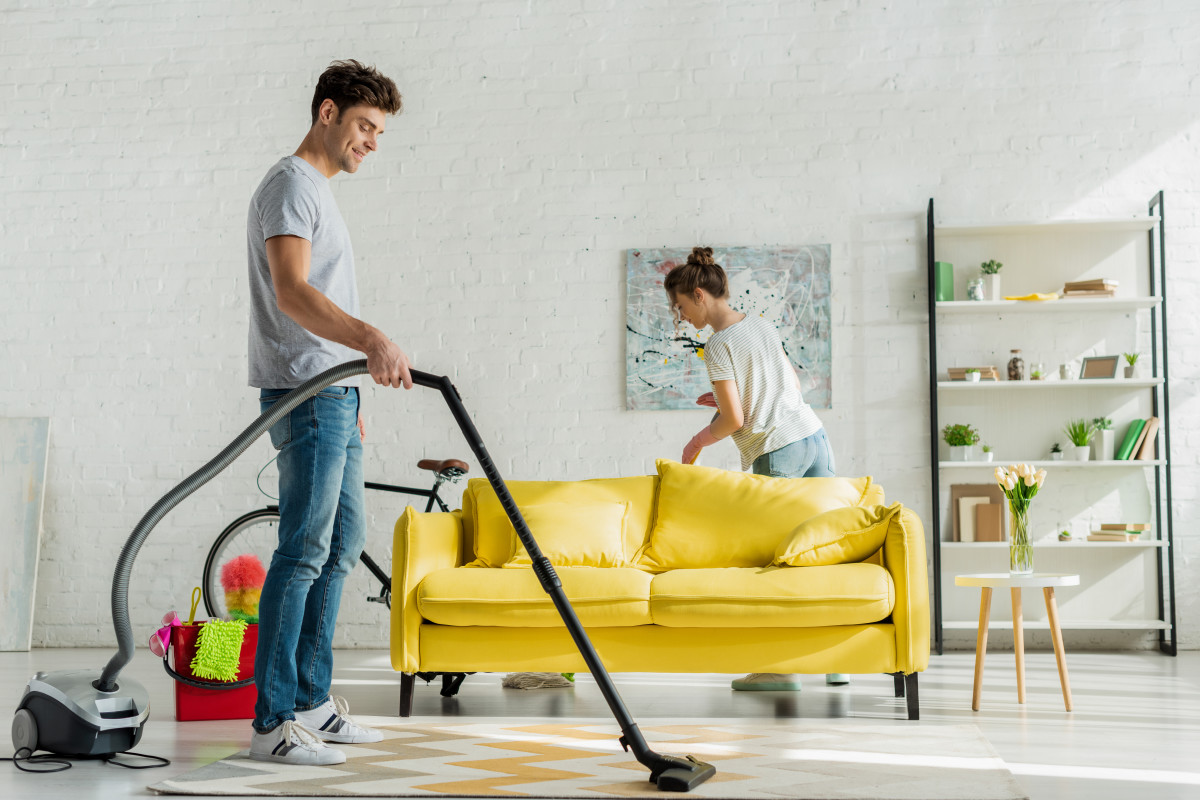 Bayraklı Bayan Temizlikçi